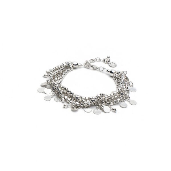 Bracciale multifilo con chiusura regolabile moschettone. Caratterizzato da elementi cubici e ciondoli monetine. Bigiotteria placcata in argento, nickel tested.