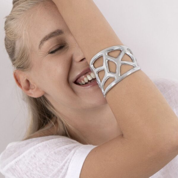 Bracciale traforato, realizzato a mano in alluminio riciclato 100% by Vestopazzo.