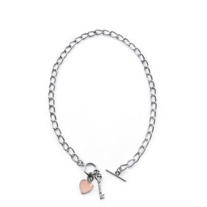 Collana catena con chiusura t-bar e ciondolo cuore rosa, chiave. Placcata in argento.