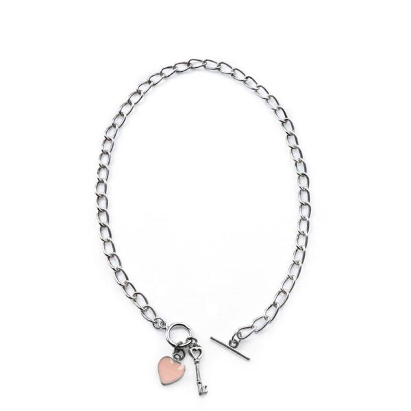 Collana catena con chiusura t-bar e ciondolo cuore rosa, chiave. Placcata in argento.