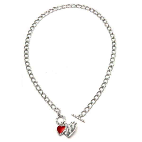 Collana catena chiusura t-bar con ciondolo cuore rosso. Placcata in argento. Nickel tested. Lavorazione artigianale.