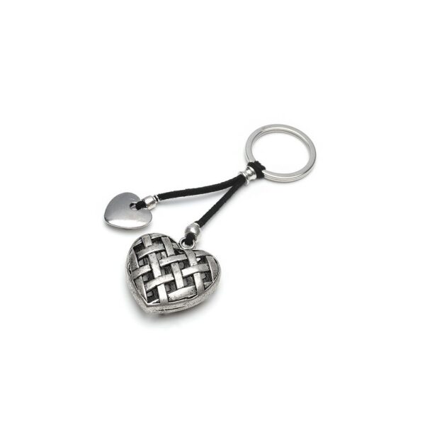 Portachiavi cuore intrecciato. Misura cuore 3 cm. Placcatura in argento. Nickel tested. Lavorazione artigianale.