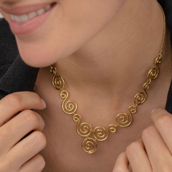 Collana in ottone design spirali. Chiusura con moschettone. Nickel tested. Lavorazione artigianale.