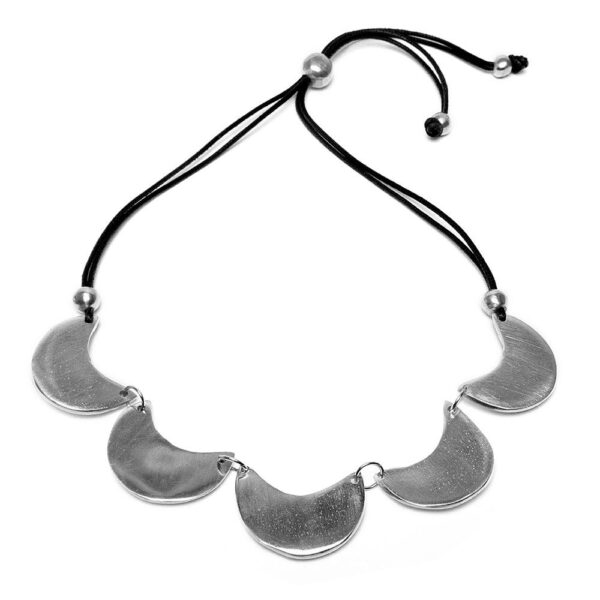 Collana filo regolabile 5 mezze lune. Realizzato a mano in alluminio 100% riciclato. Nickel tested