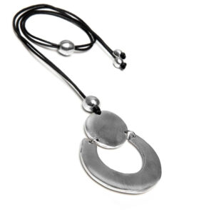 Pendente regolabile mezzaluna/sfera. Altezza pendente 7cm ca. Realizzato a mano in alluminio 100% riciclato. Nickel tested