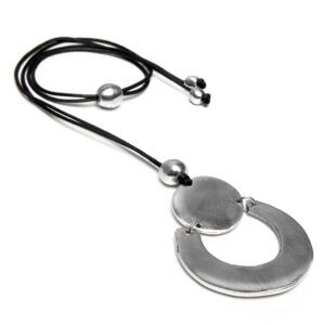 Pendente regolabile mezzaluna/sfera. Altezza pendente 7cm ca. Realizzato a mano in alluminio 100% riciclato. Nickel tested