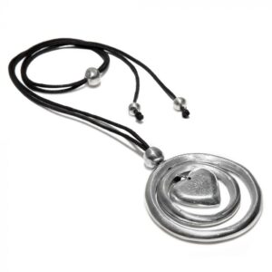 Pendente regolabile due cerchi cuore.Altezza pendente 7cm ca. Realizzato a mano in alluminio 100% riciclato.