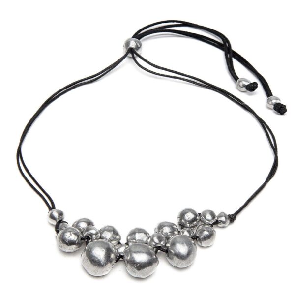 Collana filo multisfere. Realizzato a mano in alluminio 100% riciclato. Nickel tested. Lavorazione artigianale.