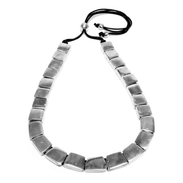 Collana filo regolabile placche quadrate. Realizzato a mano in alluminio 100% riciclato. Nickel tested. Lavorazione artigianale.