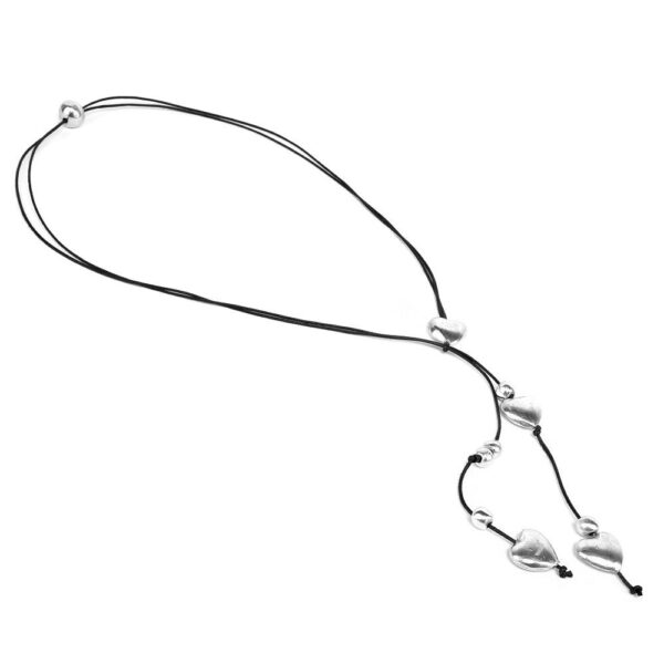 Collana filo con pendenti cuore. Realizzata a mano in alluminio 100% riciclato.