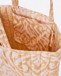 Shopper trapuntata Ikat, tasca interna Beige. 100% Viscosa. Misure 46x40