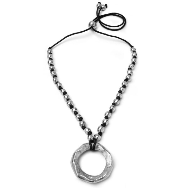 Collana filo regolabile con mini sfere e pendente tondo. Diametro pendente 5 cm circa. Realizzato a mano in alluminio 100% riciclato. Nickel tested. Lavorazione artigianale.