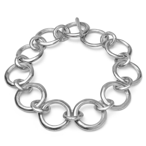 Collana maxi catena con chiusura t-bar. Circonferenza tondi 4 cm circa. Realizzato a mano in alluminio 100% riciclato. Nickel tested. Lavorazione artigianale.