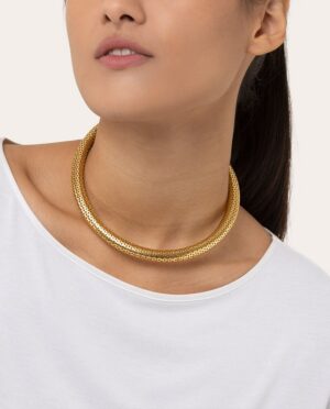 Collana in ottone modello girocollo. Diametro regolabile base 12 cm. Nickel tested. Il girocollo presenta una texture forata completamente a mano ispirata al mondo dell'Egitto. Pu� essere allargato e modellato per aderire alla scollatura.