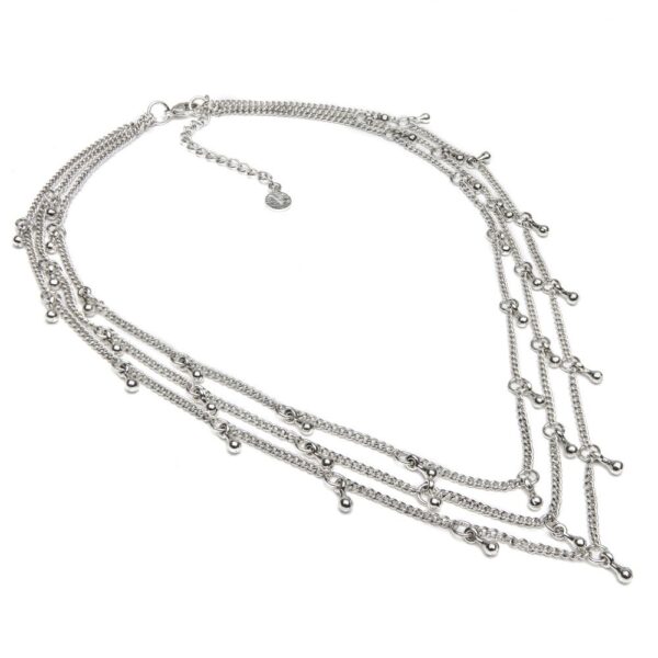 Collana catena 3 fili con micro pendenti gocce. Le 3 catene si poggiano delicatamente sul collo per un naturale effetto multilayer. Lunghezza 46 cm. Extra chain 6,5 cm. Chiusura regolabile con moschettone. Placcato in argento. Nickel tested.