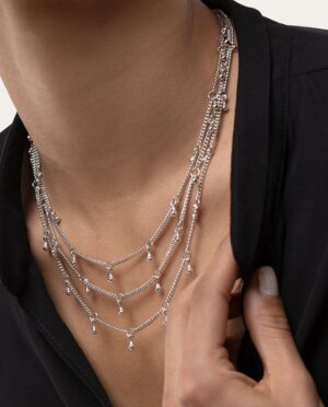 Collana catena 3 fili con micro pendenti gocce. Le 3 catene si poggiano delicatamente sul collo per un naturale effetto multilayer. Lunghezza 46 cm. Extra chain 6,5 cm. Chiusura regolabile con moschettone. Placcato in argento. Nickel tested.