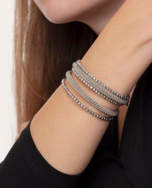 Bracciale aperto molla composto da 5 linee. Placcato in argento. Nickel tested.