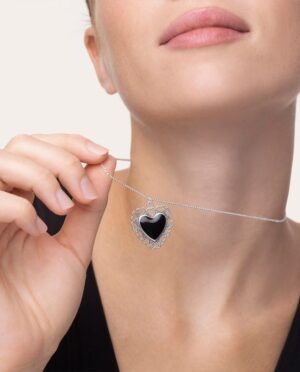 Collana con ciondolo a forma di cuore nero merletto