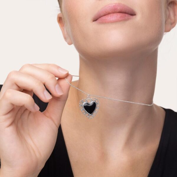 Collana con ciondolo a forma di cuore nero merletto